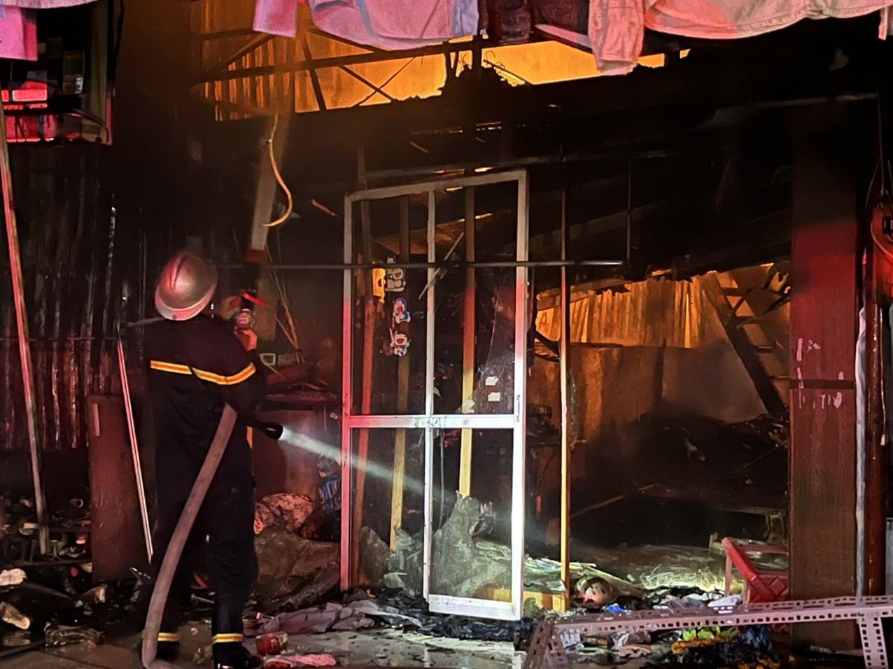 chay kios quan ao anh 1