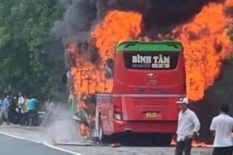 Xe giuong nam chay rui tren cao toc hinh anh