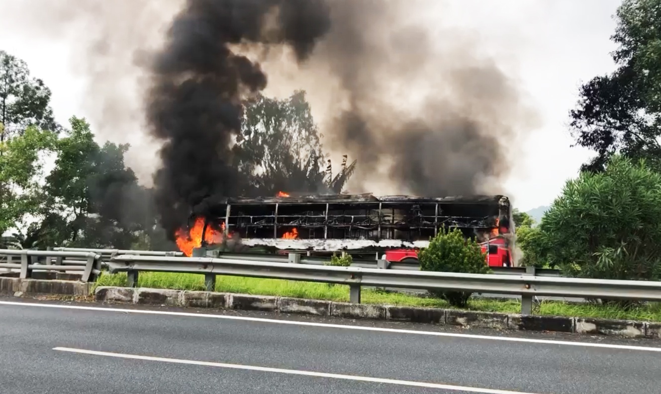 Lua bao trum xe giuong nam, khoi den ngun ngut hinh anh