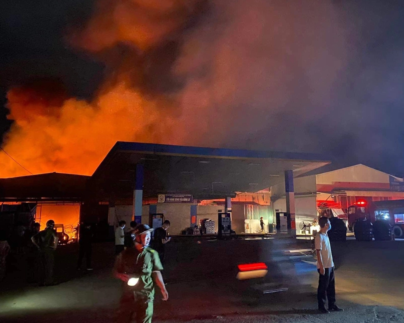 Khu nha xuong boc chay ngun ngut canh cay xang hinh anh