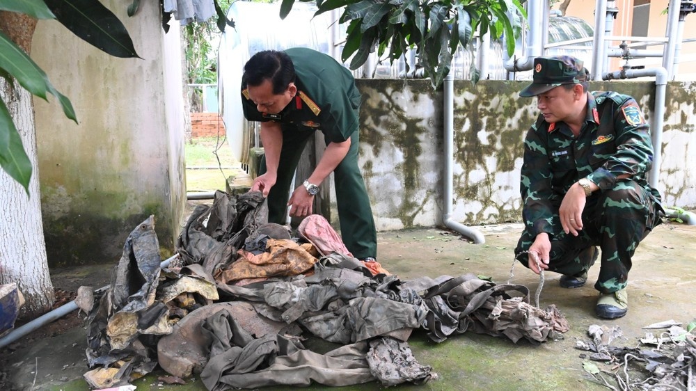 Phat hien xac may bay duoi ao tom o Tra Vinh anh 2