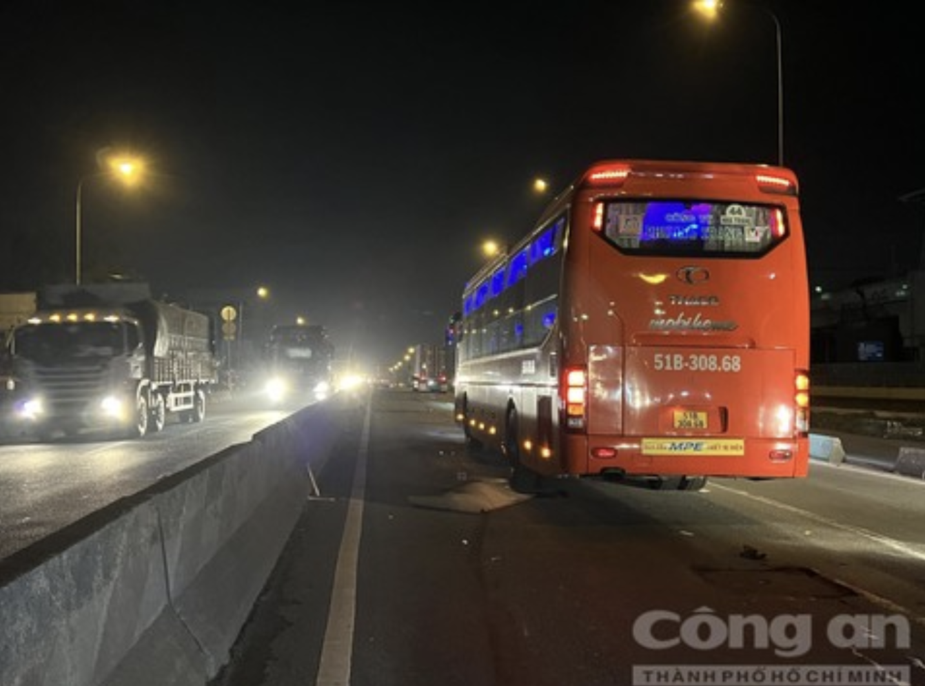 Xe Phuong Trang tong chet nguoi di bo lang thang trong lan oto anh 1