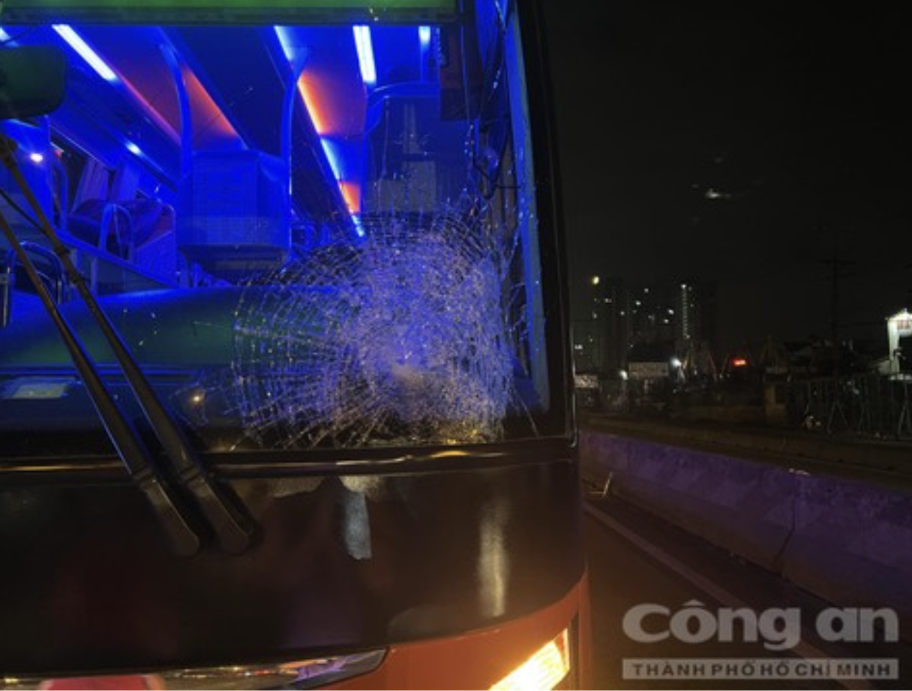 Xe Phuong Trang tong chet nguoi di bo lang thang trong lan oto anh 2