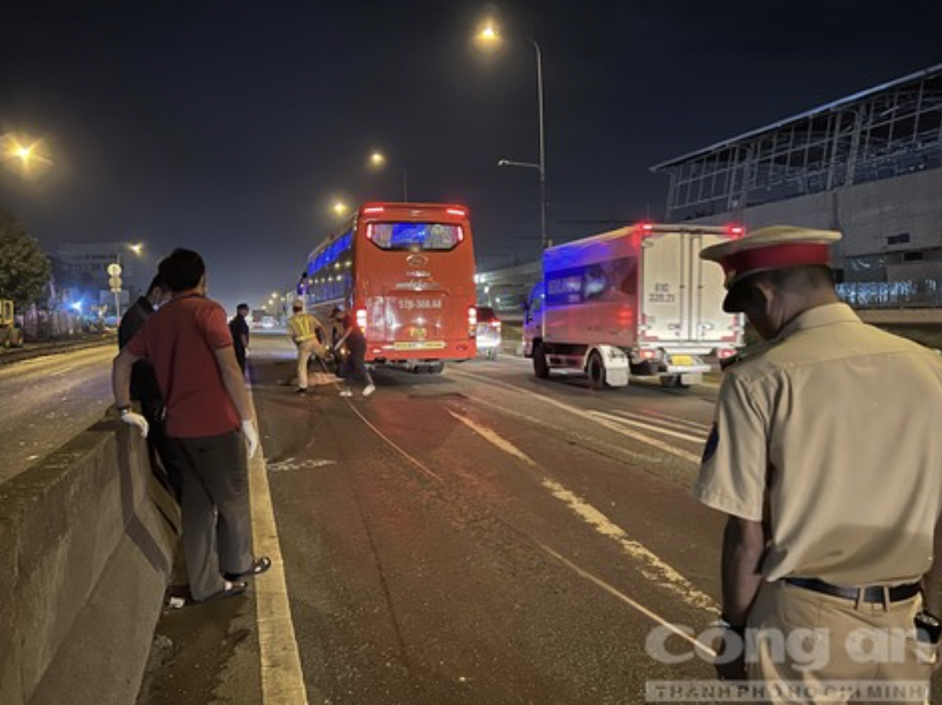 Xe Phuong Trang tong chet nguoi di bo lang thang trong lan oto anh 3