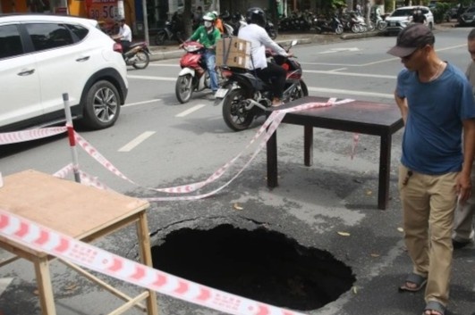 'Ho tu than' sau gan 1 m giua nga tu duong o Ha Noi hinh anh