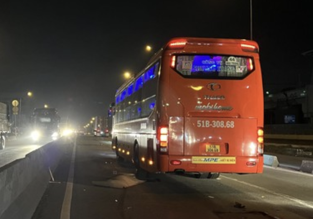 Xe Phuong Trang tong chet nguoi di bo lang thang trong lan oto hinh anh