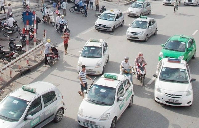 Ha Noi yeu cau xu ly nghiem xe cho khach 'ghep, tien chuyen' chay chui hinh anh