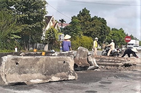 Xe tai mat lai dam bay hang chuc met dai phan cach hinh anh