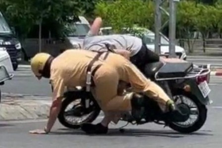 Tai xe 17 tuoi lai xe tong thang vao 2 CSGT hinh anh