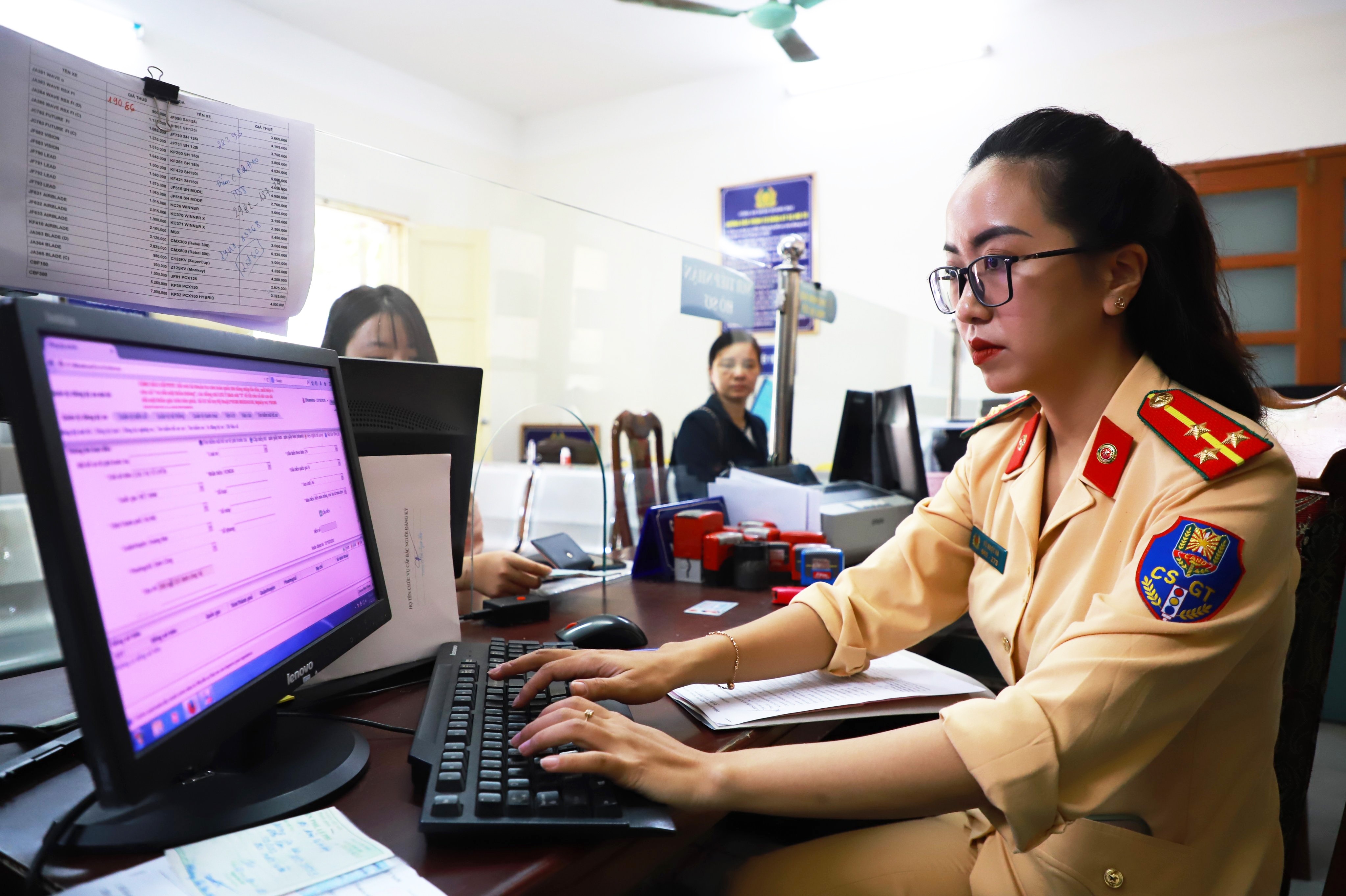 CSGT Ha Noi bac tin cap bang lai cho hon 4.000 nguoi tam than hinh anh