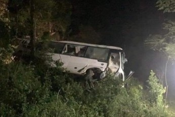 Vu lat xe du lich 3 nguoi chet: Tai xe da ra chay ma phanh hinh anh