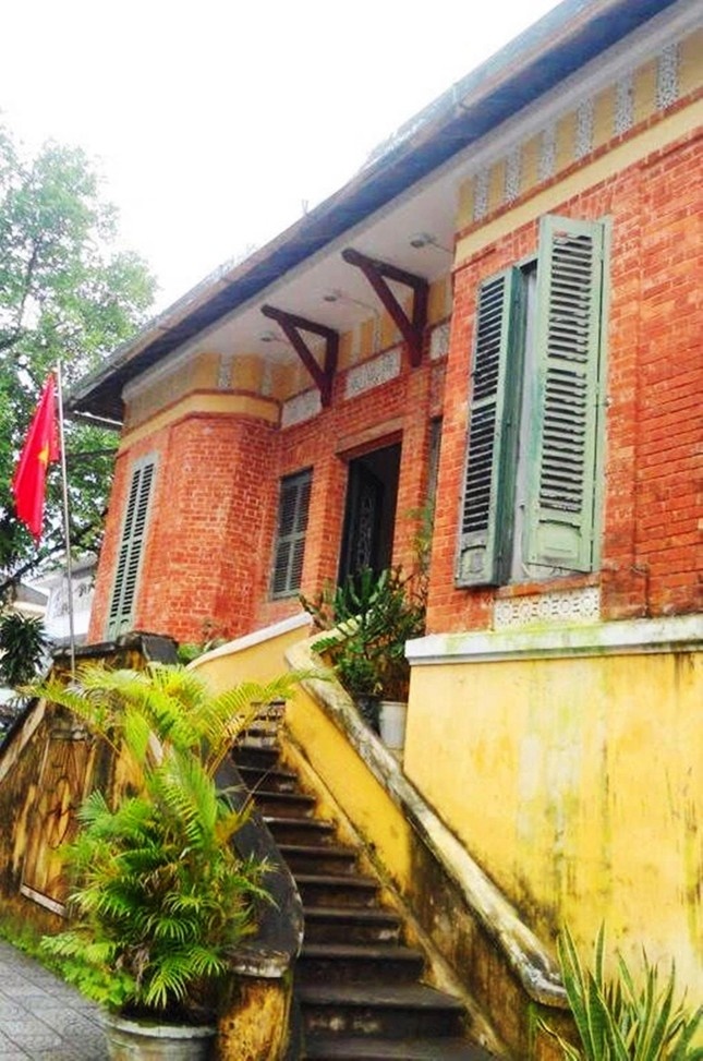 chi phi thue ‘than den’ di doi biet thu Phap co ven song Huong anh 4