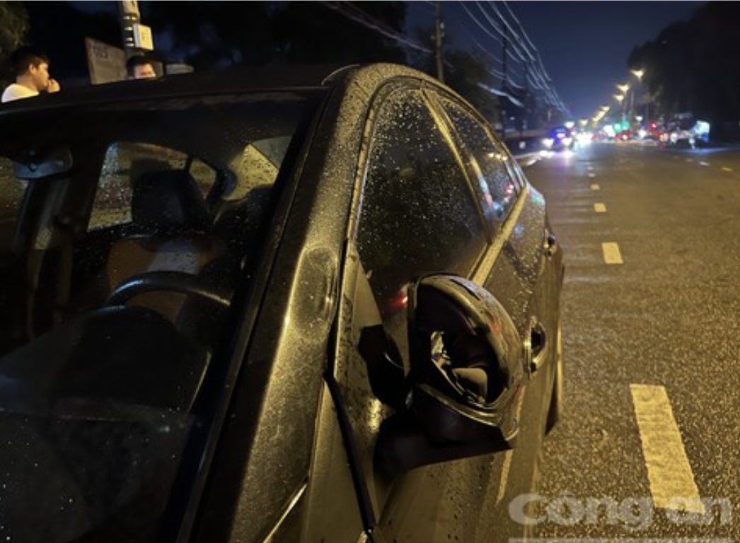 Nguoi phu nu dung mua giua duong,  bi 2 oto tong tu vong anh 2