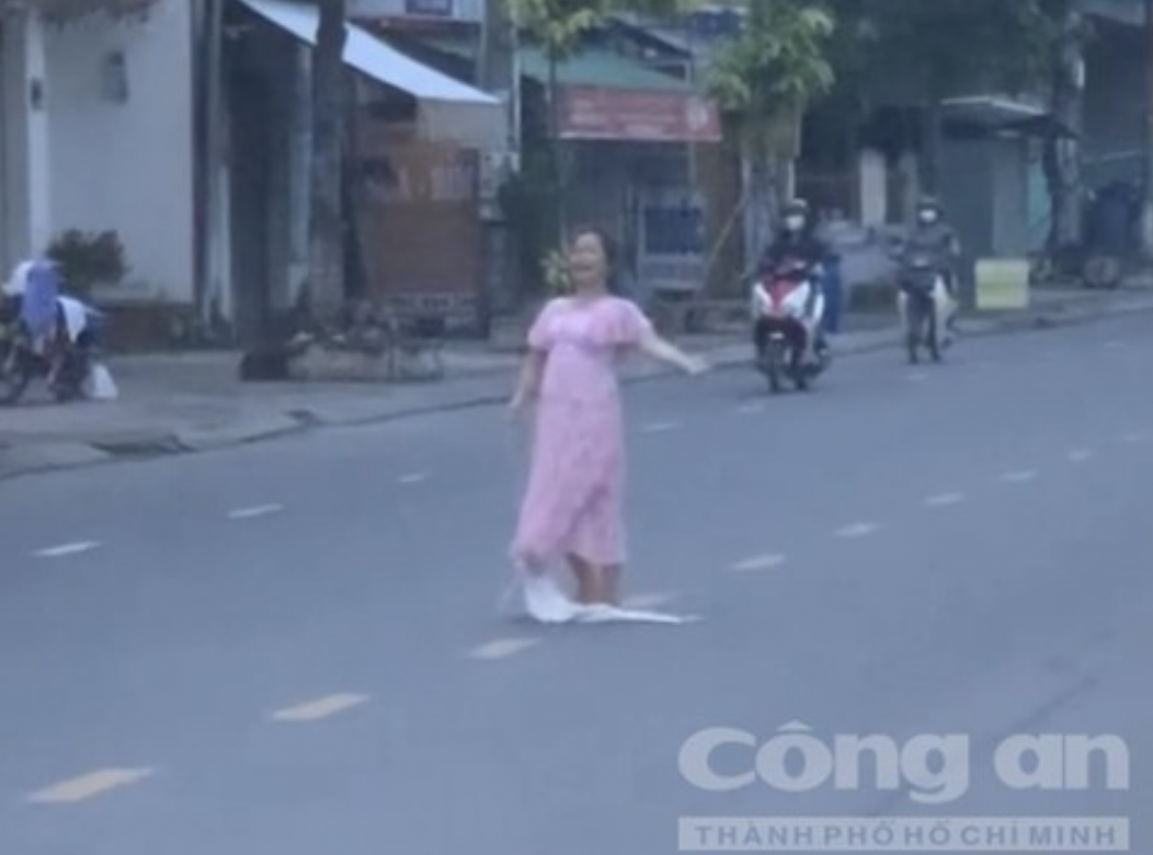 Nguoi phu nu dung mua giua duong,  bi 2 oto tong tu vong anh 4