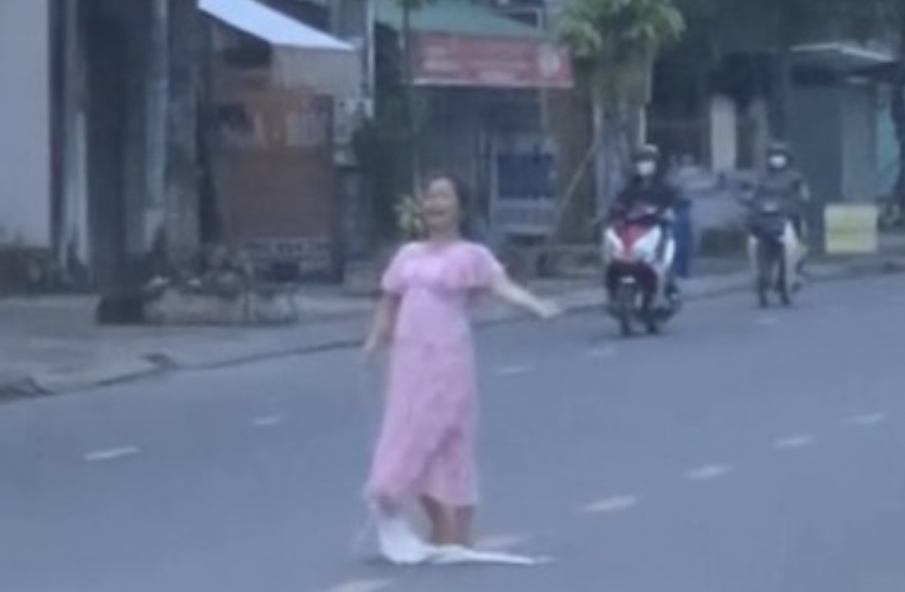 Nguoi phu nu dung mua giua duong, bi 2 oto tong tu vong hinh anh