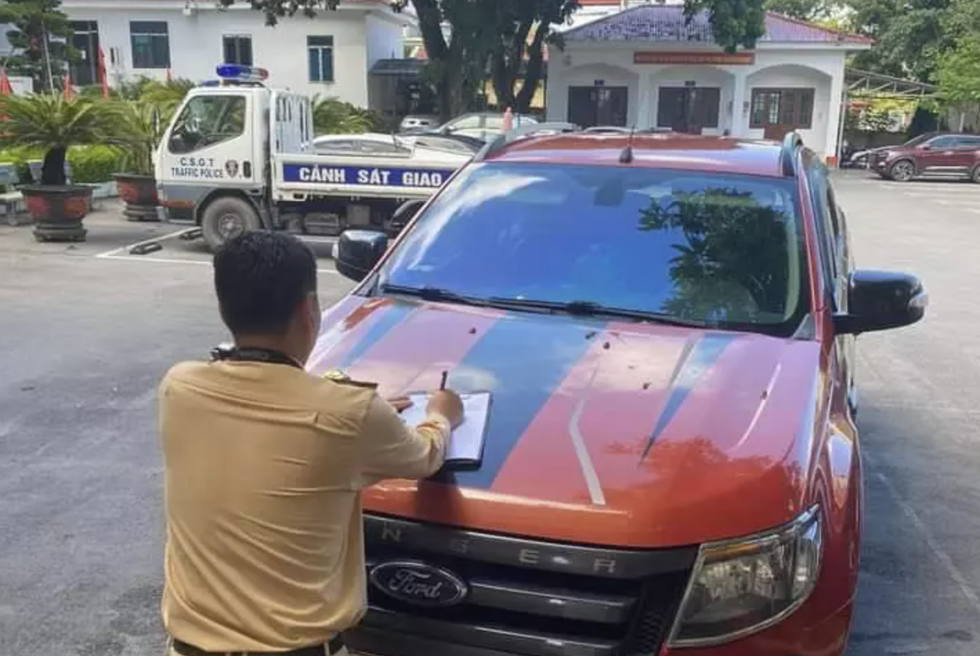 Vu cuu nguoi bi doa kien, tai xe gay tai nan toi cong an khai bao hinh anh