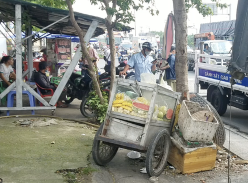 Nguoi ban hang rong bi xe tai can qua hai chan tren quoc lo hinh anh