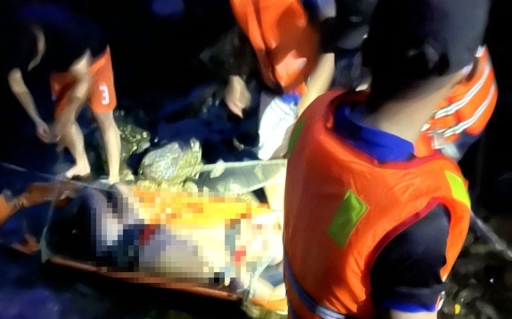 Du khach nuoc ngoai roi xuong thac tu vong anh 2