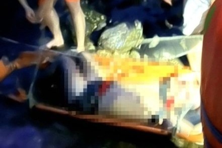 Chup anh khi du lich, khach nuoc ngoai roi xuong thac tu vong hinh anh