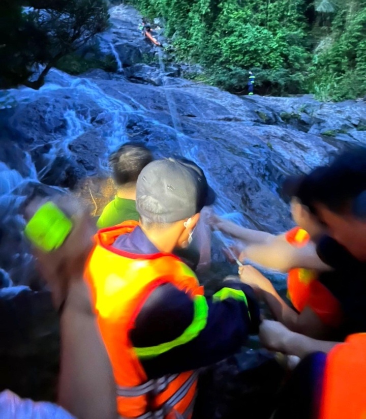 Du khach nuoc ngoai roi xuong thac tu vong anh 1