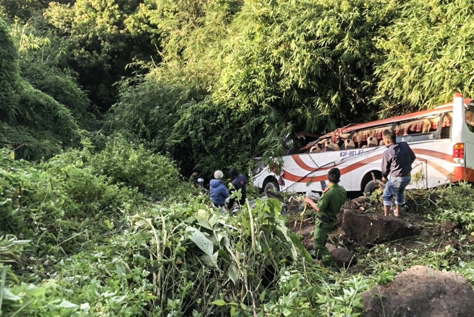 Xe khach cho nhieu tre em va phu nu lao xuong deo anh 1