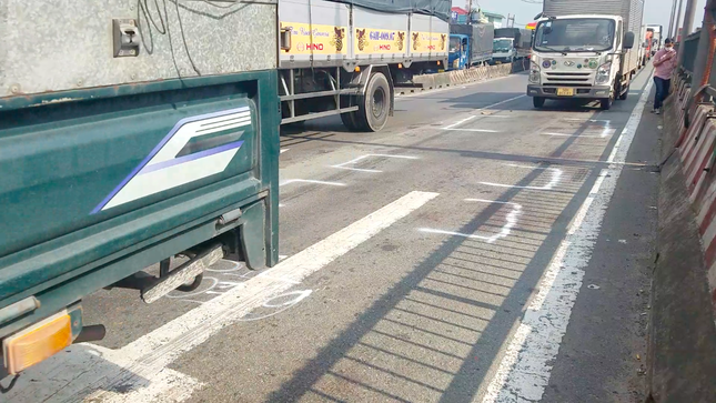 Nguoi ban hang rong bi xe tai can qua hai chan tren quoc lo anh 1