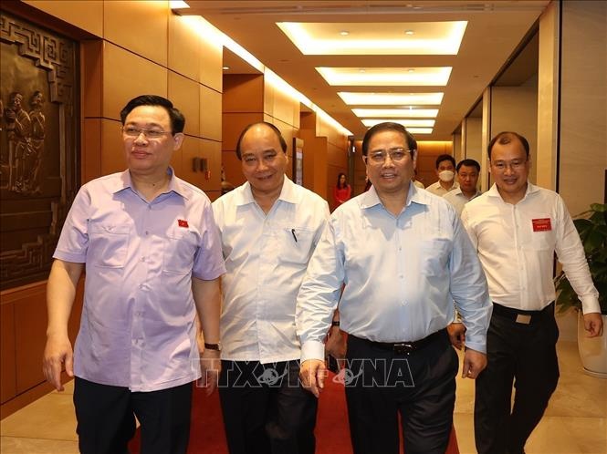 Cac Uy vien Bo Chinh tri quan triet Nghi quyet Hoi nghi T.U 5 anh 1