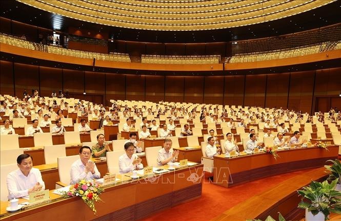 Cac Uy vien Bo Chinh tri quan triet Nghi quyet Hoi nghi T.U 5 anh 2