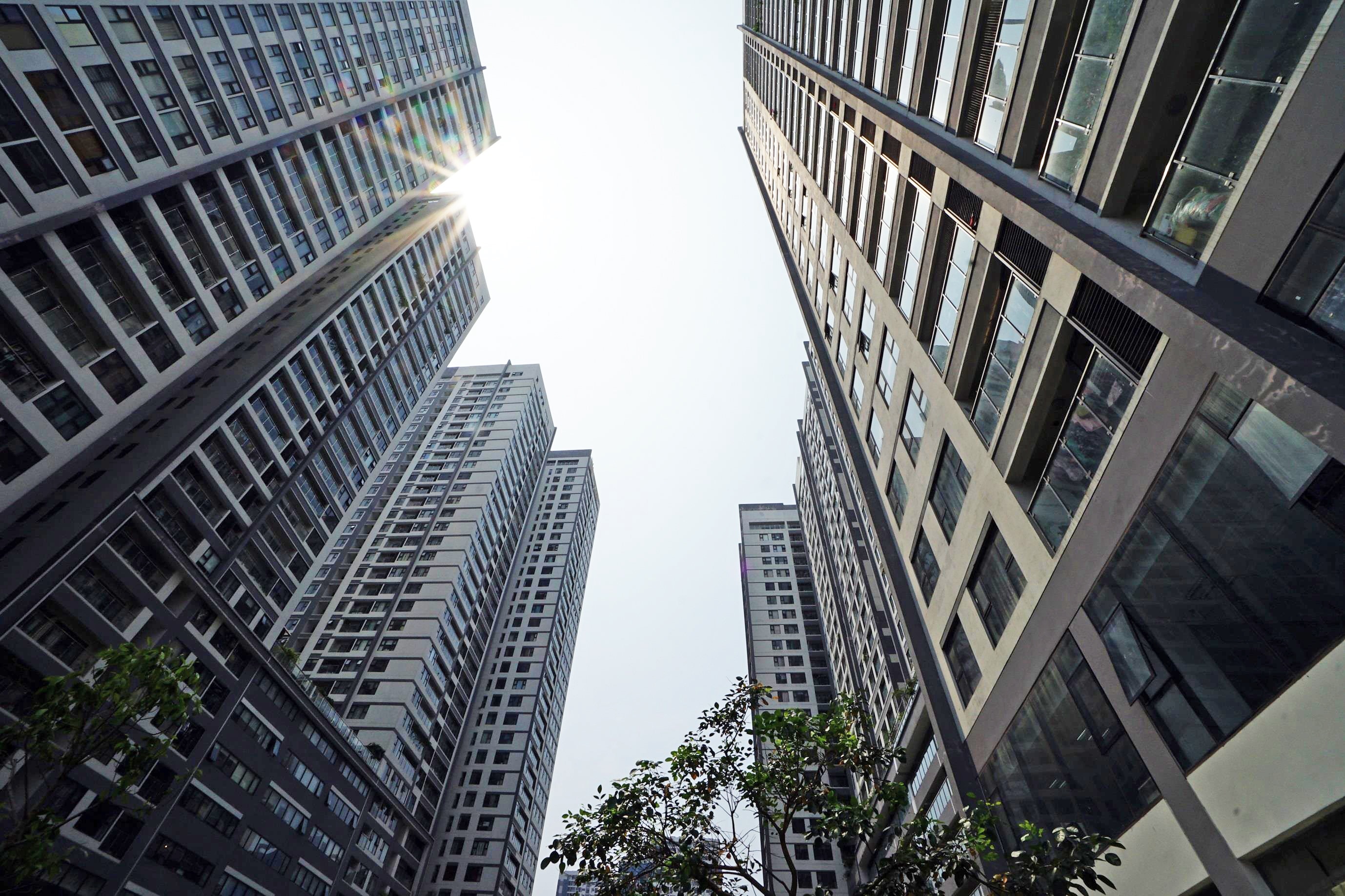 Nam thanh nien truot chan roi tu tang 3 chung cu xuong dat hinh anh