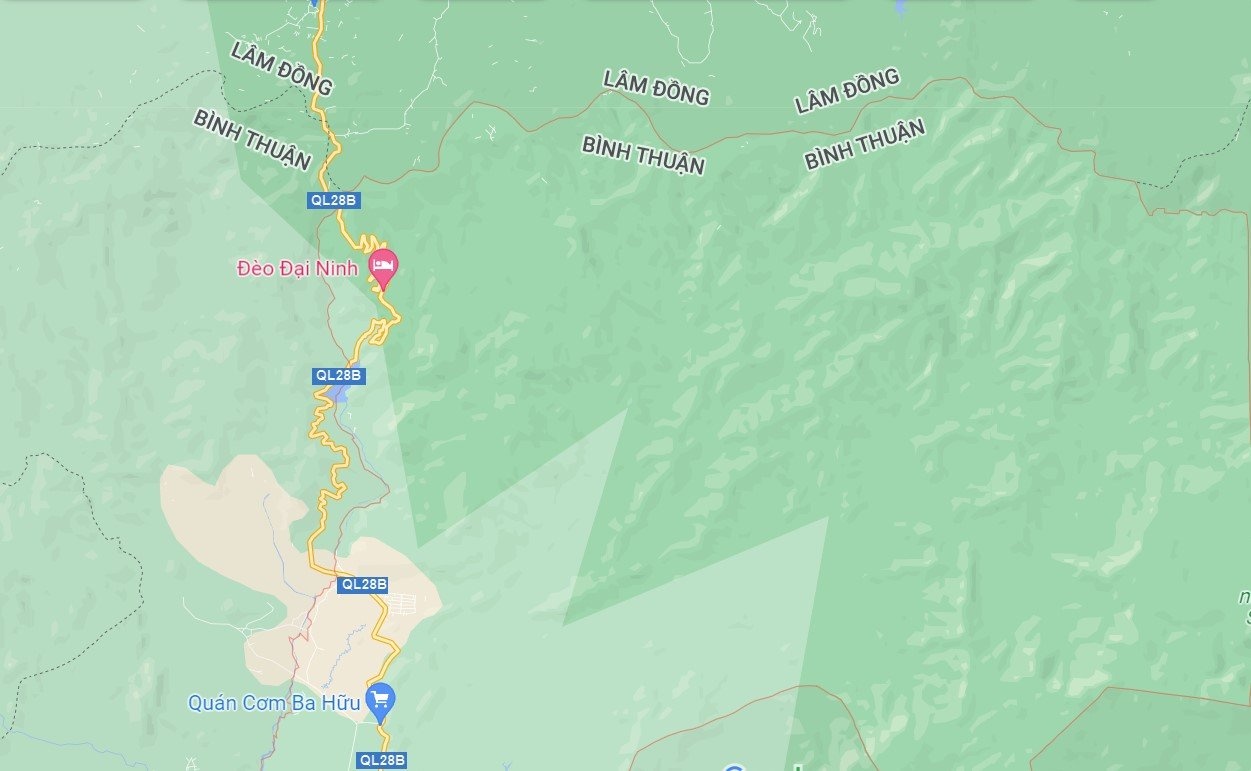 Xe khach cho nhieu tre em va phu nu lao xuong deo anh 2