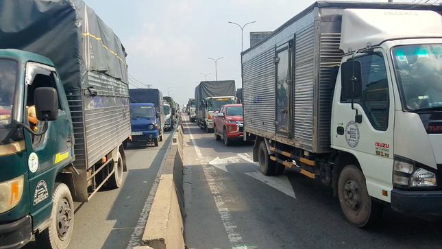 Nguoi ban hang rong bi xe tai can qua hai chan tren quoc lo anh 3