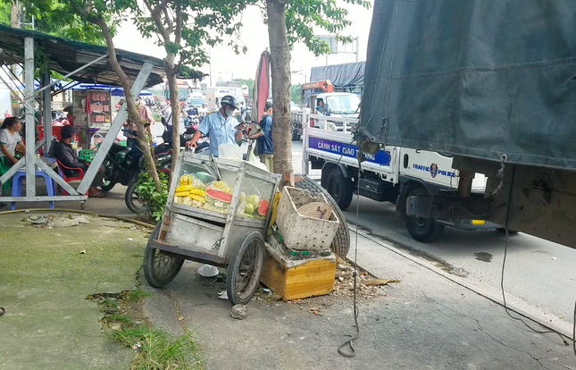 Nguoi ban hang rong bi xe tai can qua hai chan tren quoc lo anh 2