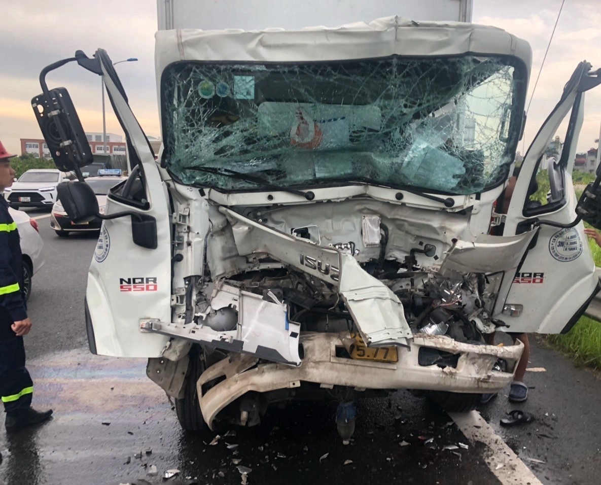 Giai cuu tai xe bi ket trong cabin bep rum sau tai nan hinh anh