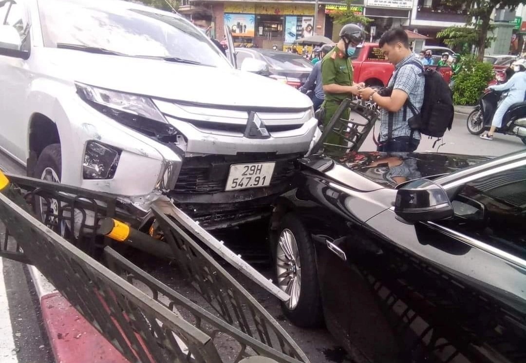 Oto ban tai huc xe BMW hinh anh