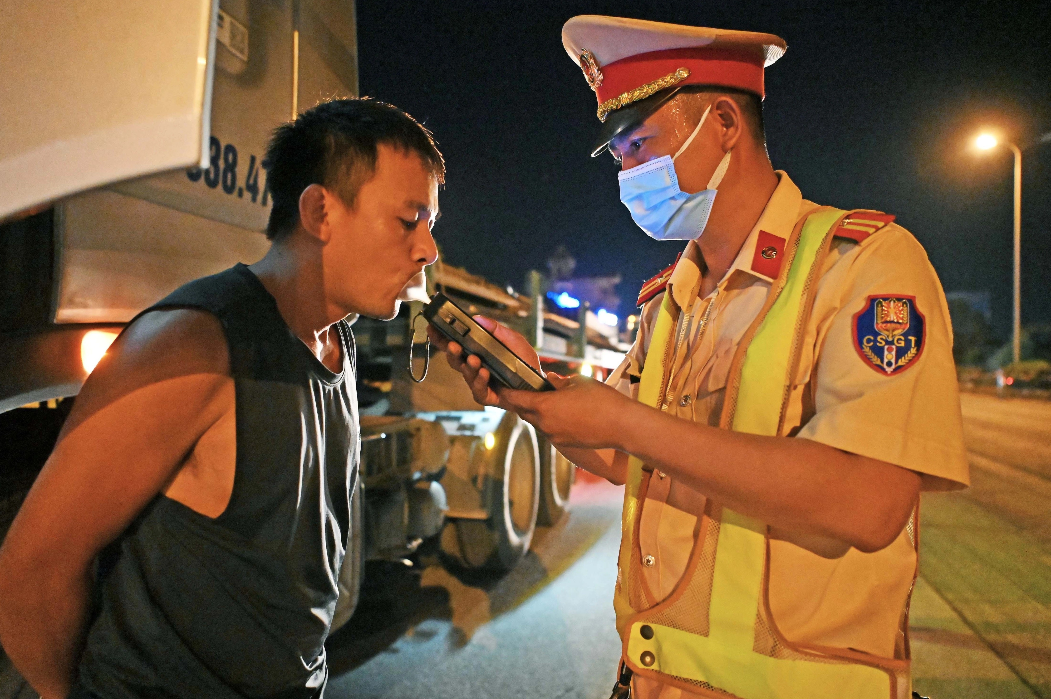 Phat 127 ty dong voi tai xe vi pham nong do con trong mot thang hinh anh