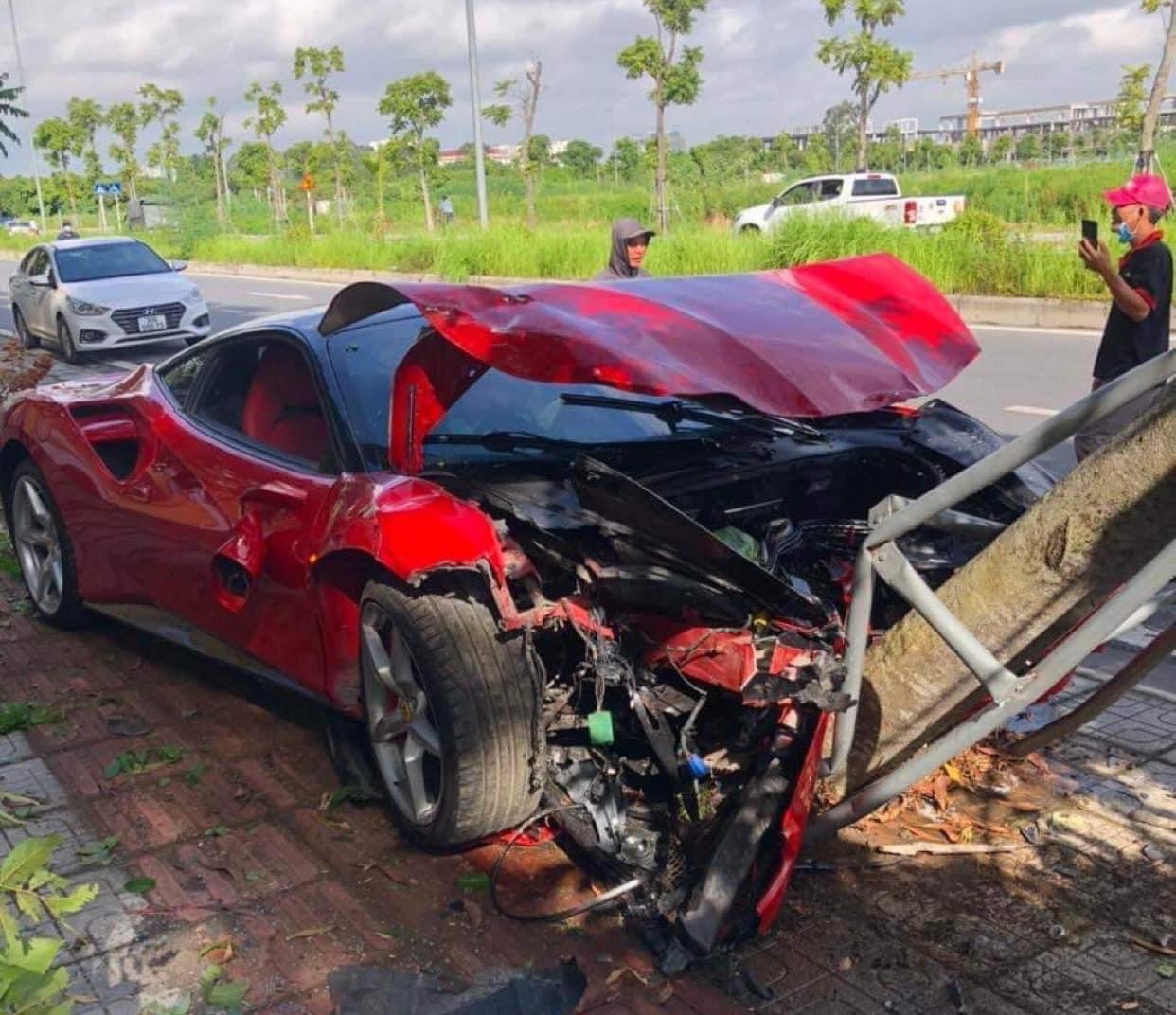 Sieu xe Ferrari 488 nat dau sau khi tong do goc cay o Ha Noi hinh anh