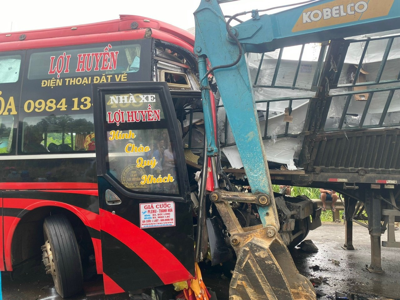 2 nguoi chet, 4 nguoi bi thuong vu xe khach dau dau xe container hinh anh