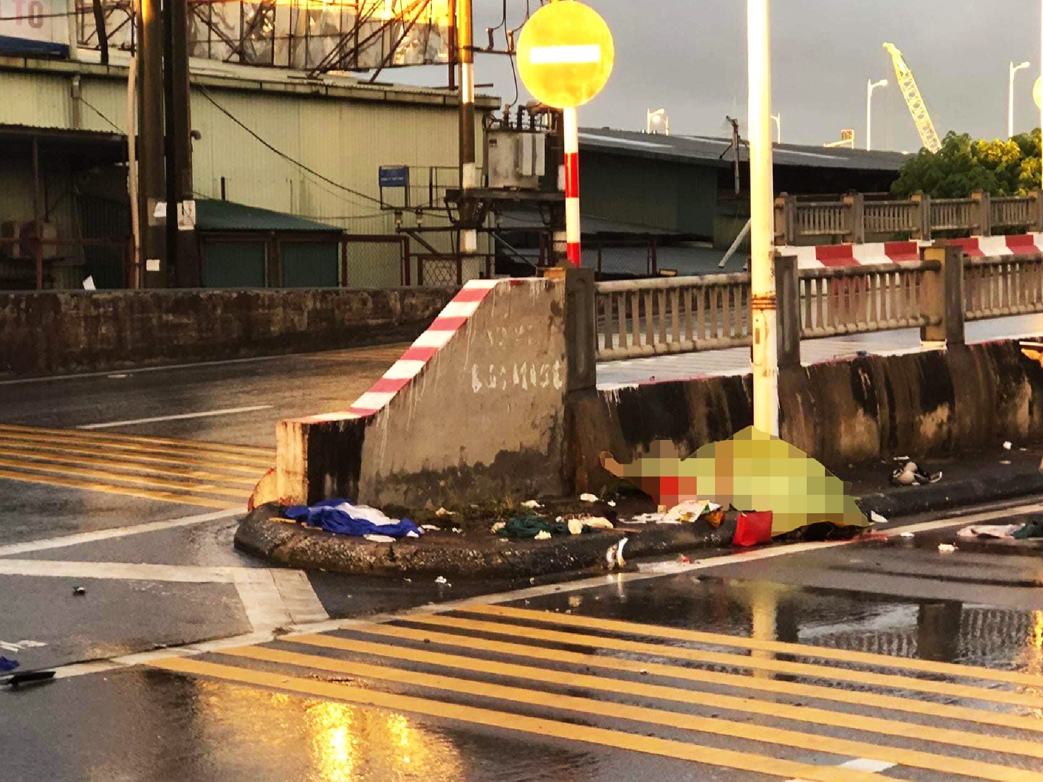 nguoi phu nu chet o chan cau vinh tuy anh 1