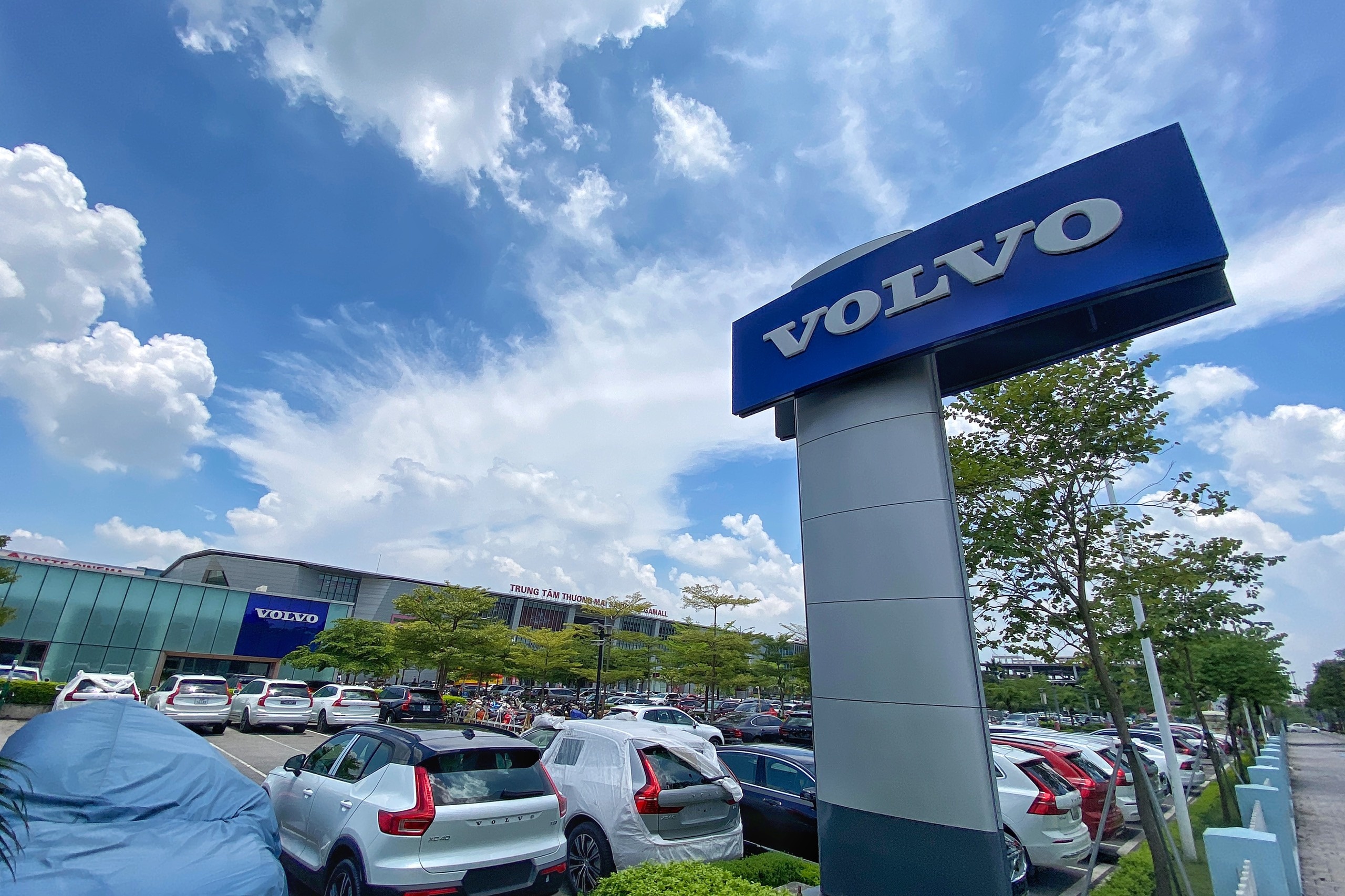 Volvo Ha Noi dinh chi 2 nhan vien lien quan vu tai nan xe Ferrari hinh anh