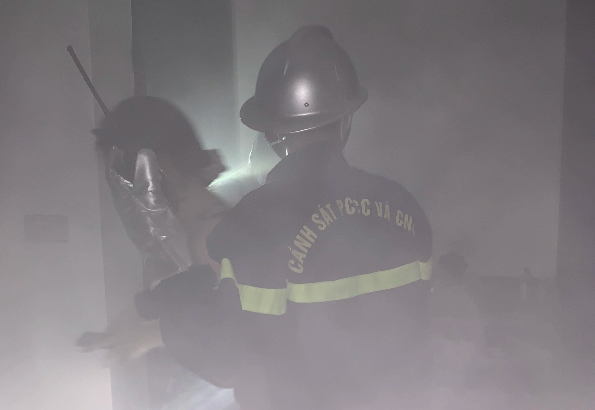 Cuu 9 nguoi ket trong ngoi nha boc chay giua dem hinh anh