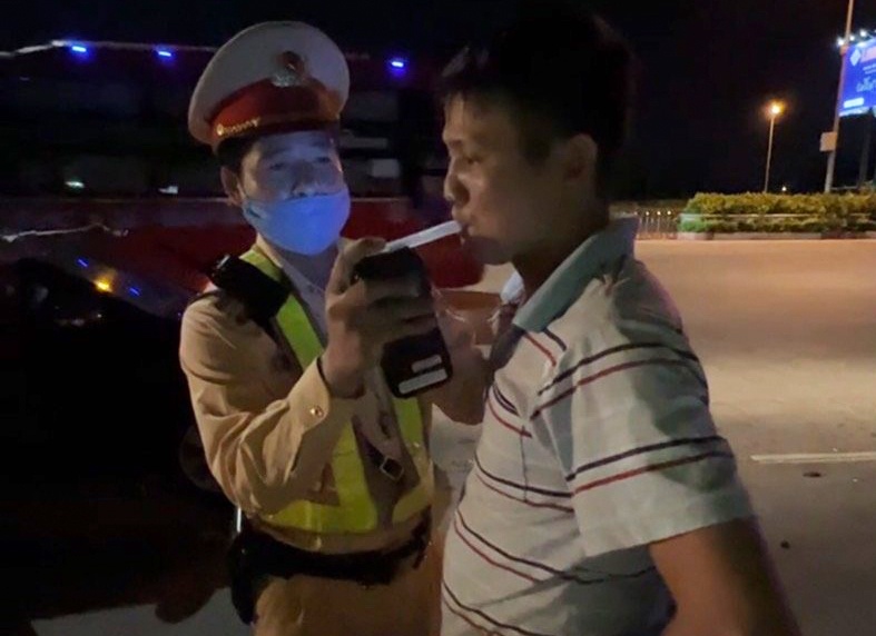 Tai xe co nong do con vuot khung, cho hang chuc khach tren cao toc hinh anh