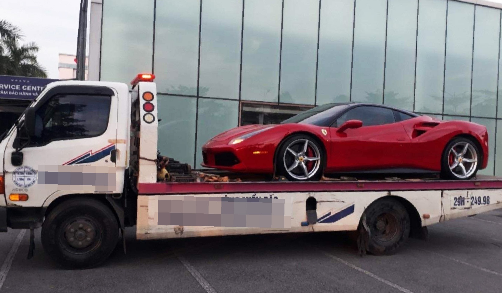 Cong an duoc de nghi vao cuoc vu xe Ferrari tong goc cay hinh anh