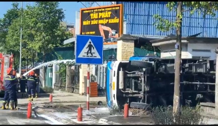 Oto cho dau bi mat lai lao vao xuong sua xe hinh anh