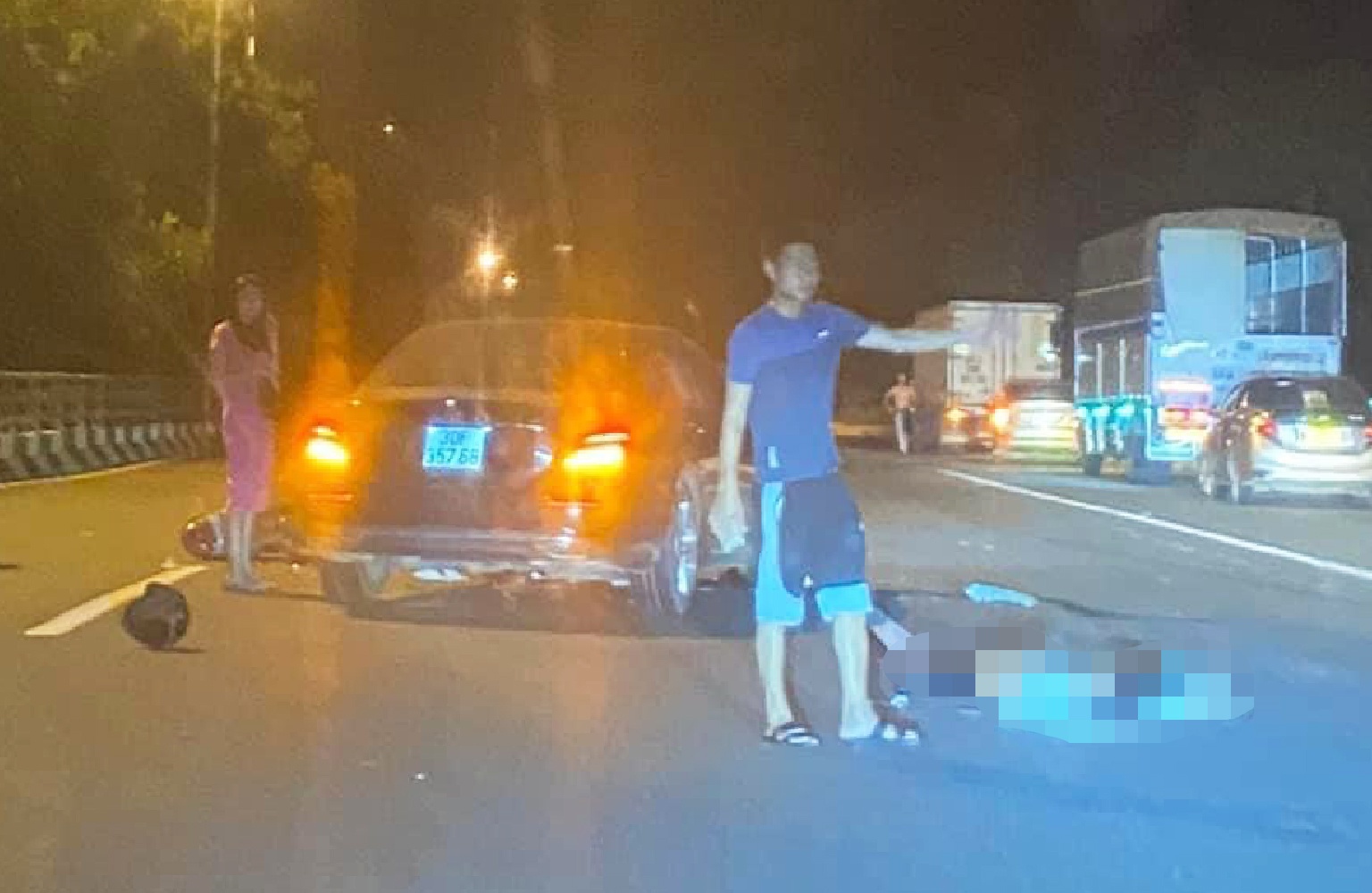 Di vao lan cao toc dai lo Thang Long, tai xe xe may bi tong tu vong hinh anh