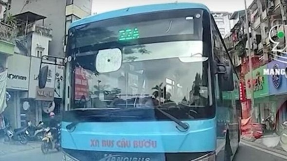 Tai xe xe buyt lan lan o Ha Noi bi phat 5 trieu dong hinh anh