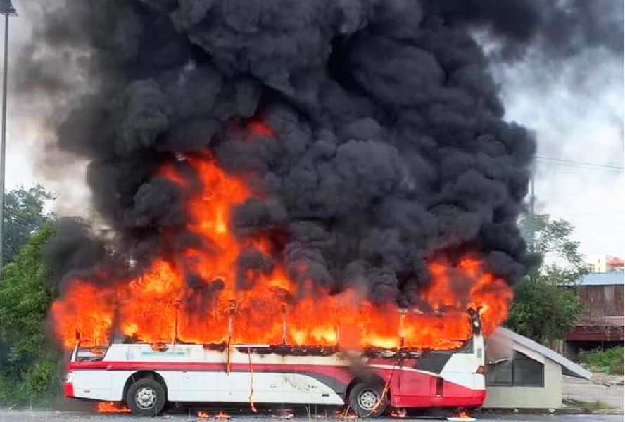 Xe khach boc chay ngun ngut o Ha Noi, tai xe thao chay hinh anh