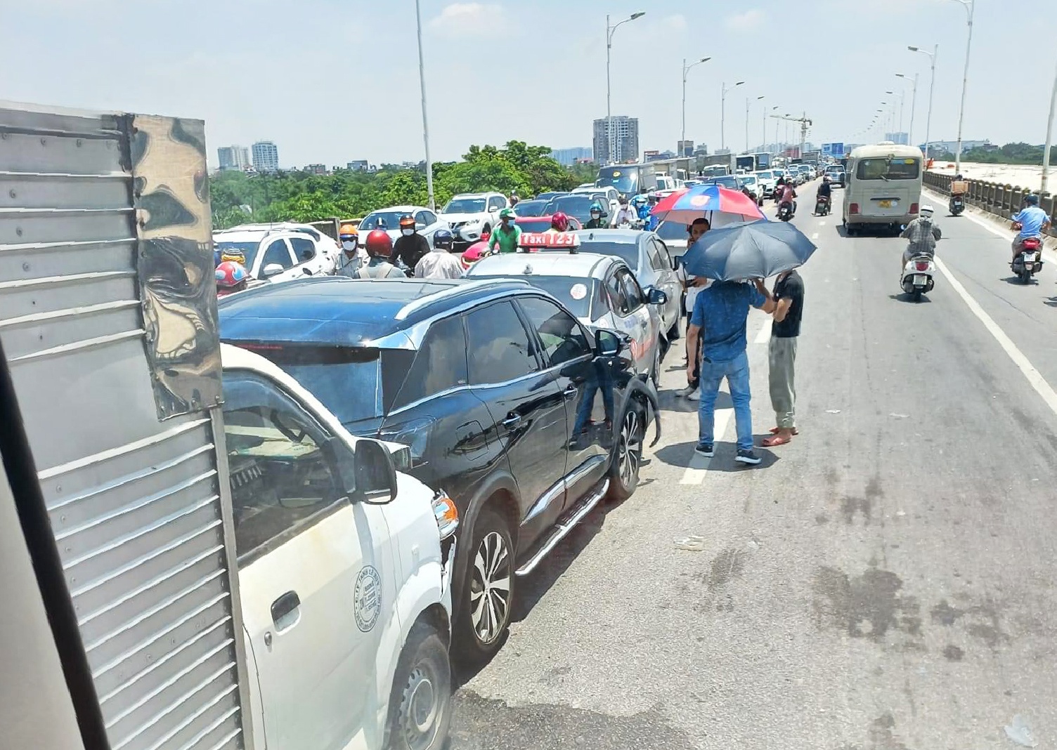 6 xe tai nan cau Vinh Tuy anh 1