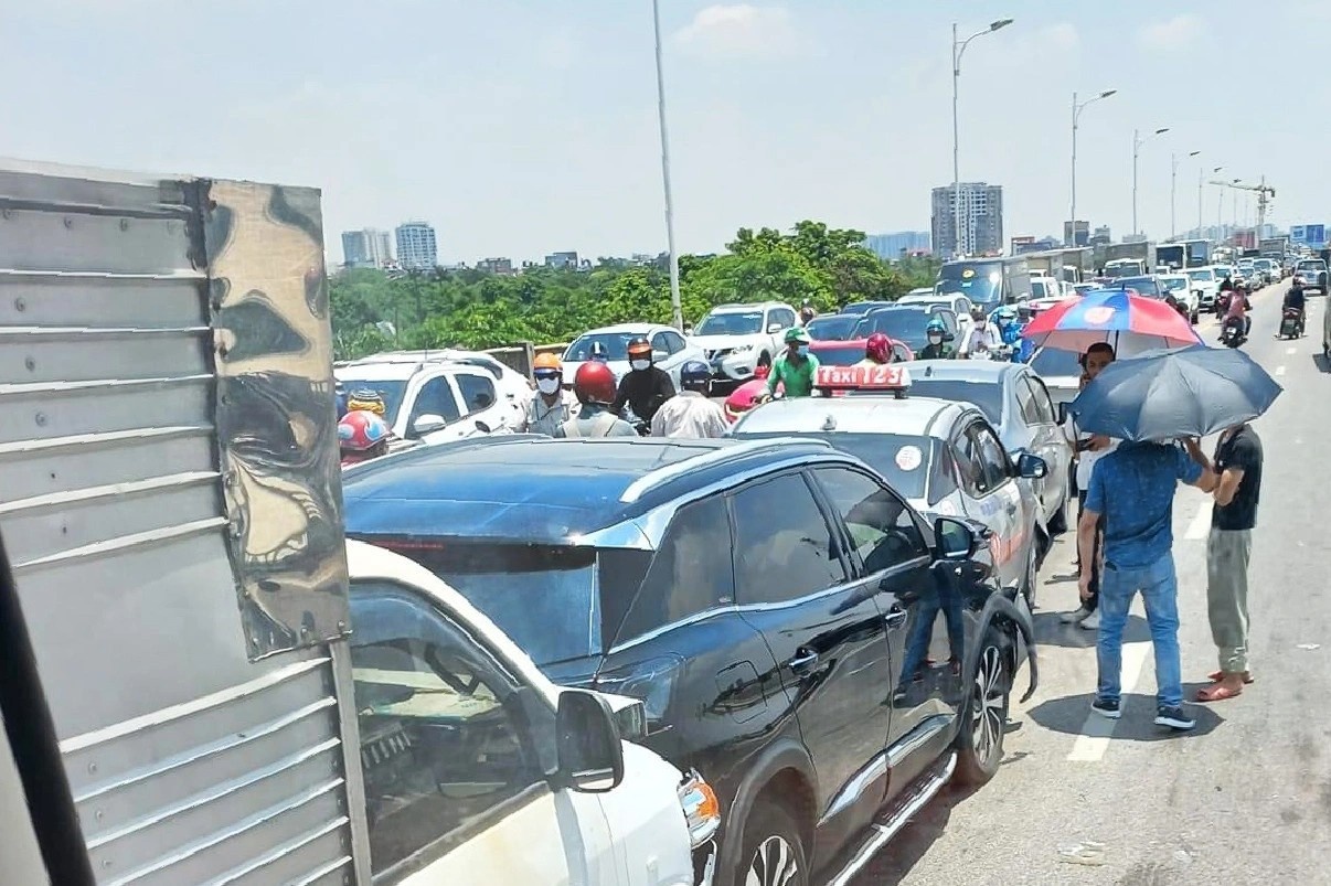 6 oto tong lien hoan tren cau Vinh Tuy hinh anh