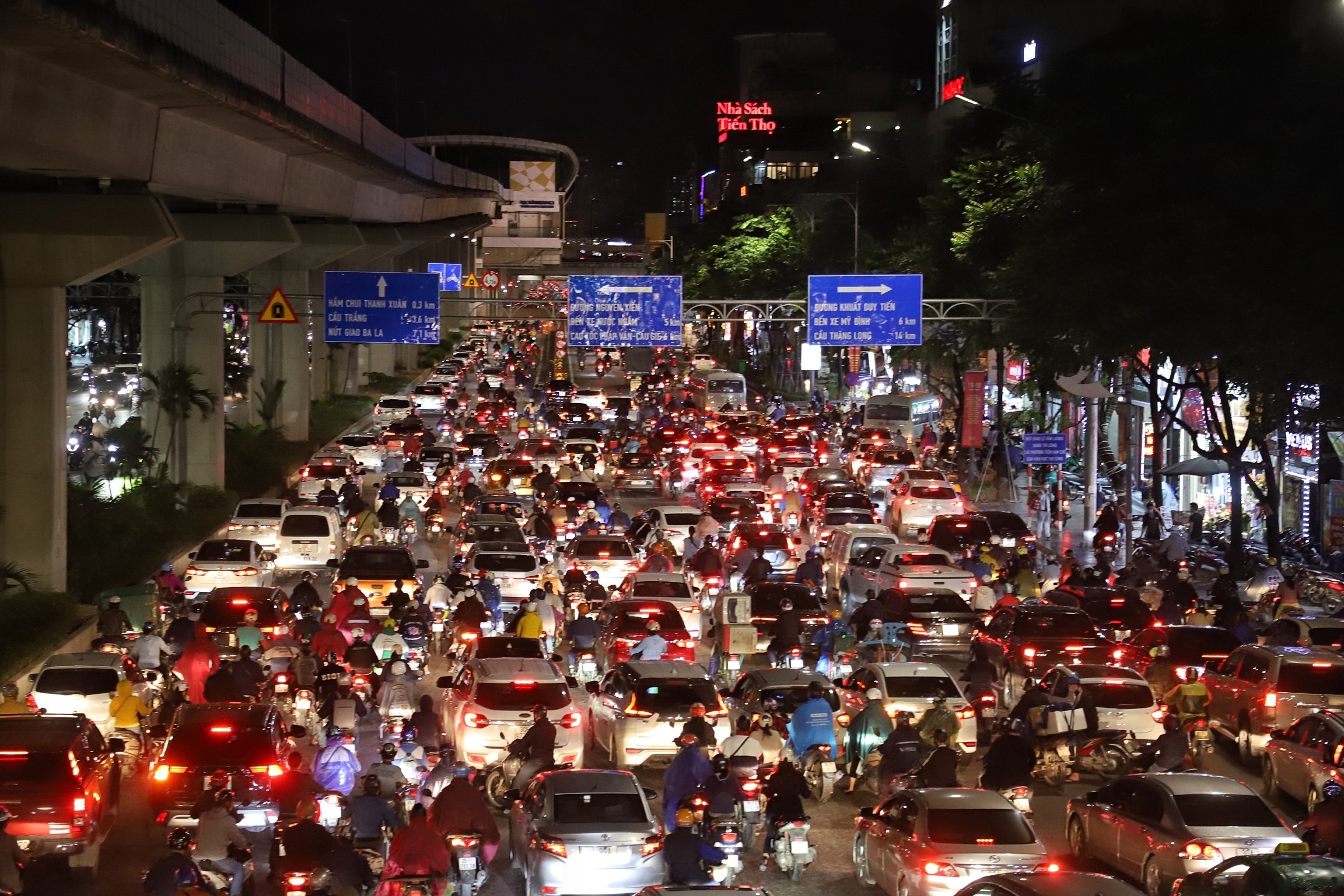 Tach lan oto, xe may tren duong Nguyen Trai tu 6/8 hinh anh