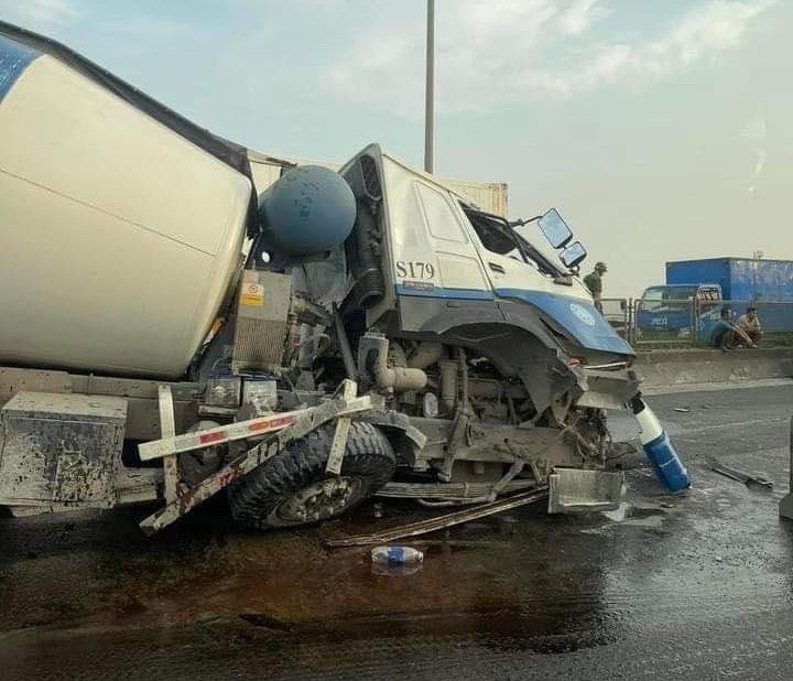 Xe bon nat dau tren cau Thanh Tri, duong vanh dai 3 tac dai hinh anh